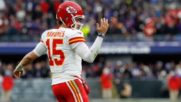 Patrick Mahomes puts one hand up